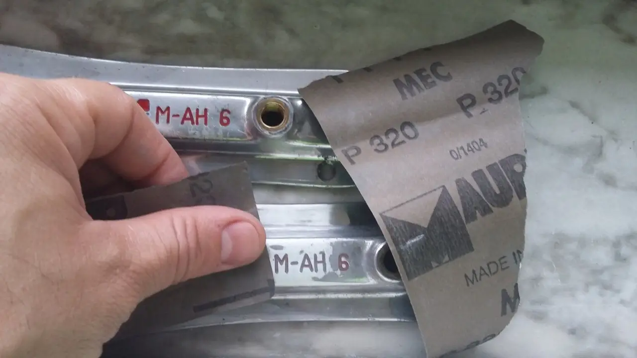 Hai carteggiato le pareti? Ecco il trucco definitivo per rimuovere la polvere velocemente dai muri