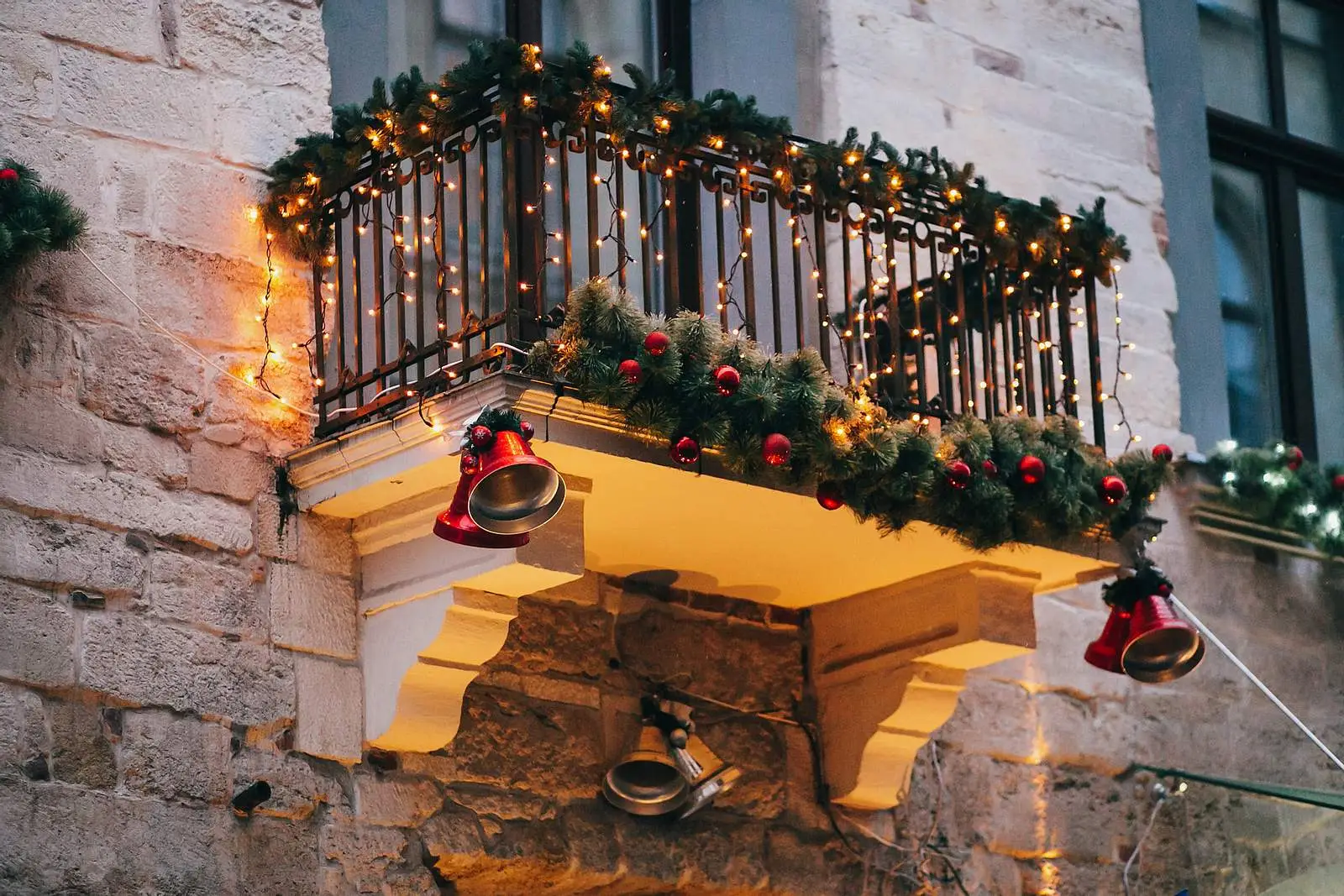 Non addobbare il balcone per Natale prima di aver visto queste idee economiche spettacolari