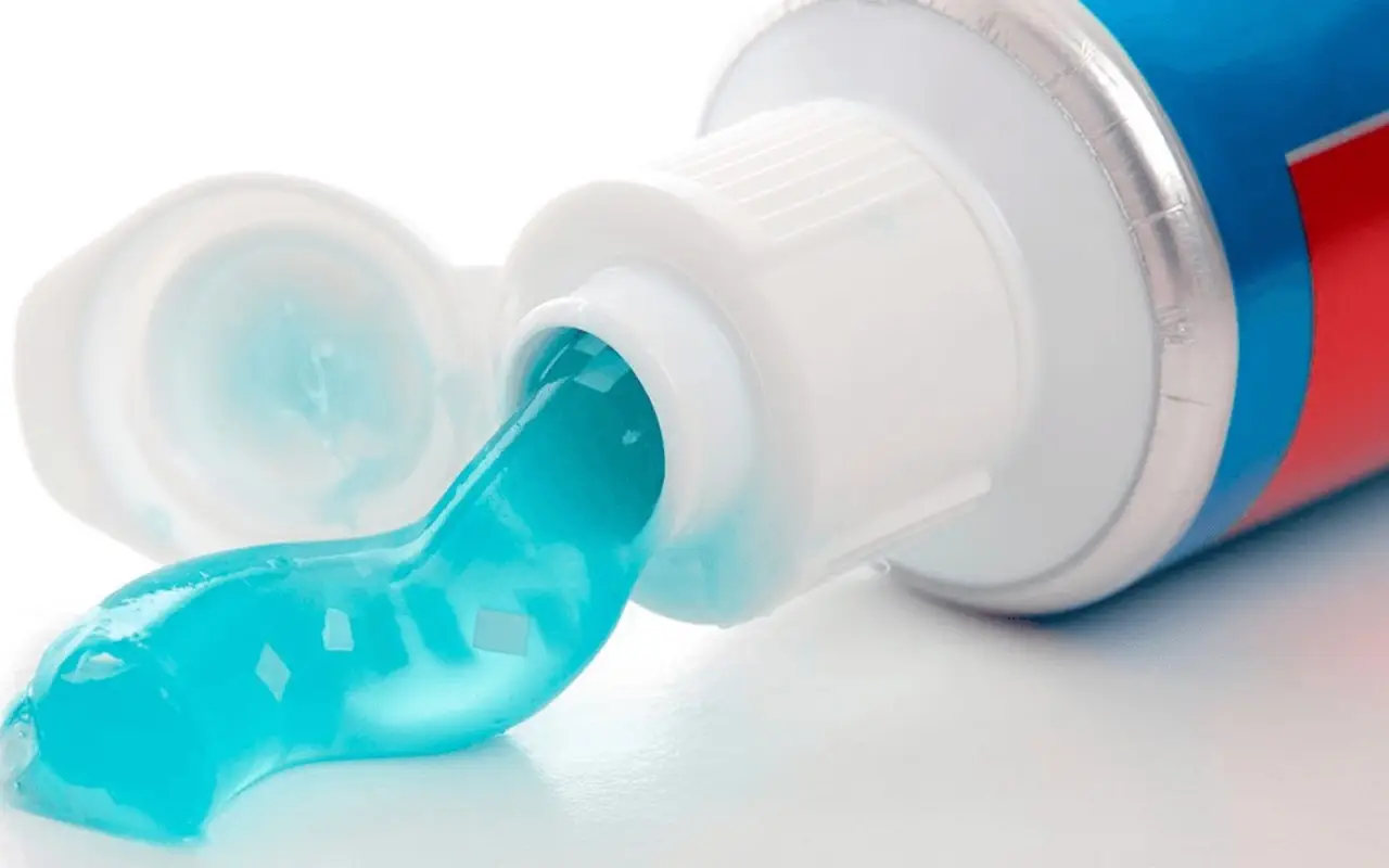 Ricetta dentifricio fai da te: ecco cosa dicono i dentisti su questa moda