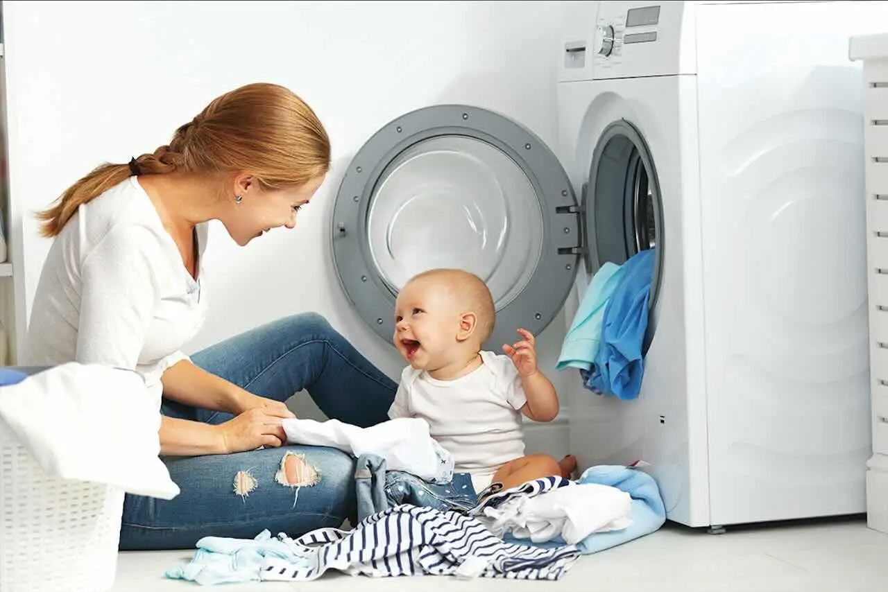 Sporcizia difficile sul body del neonato? Ecco il trucco rapido per smacchiarlo perfettamente