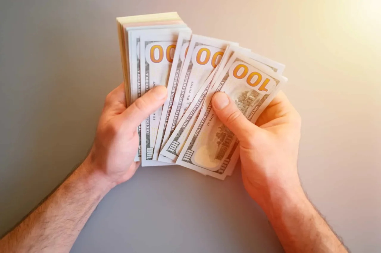 Quanti contanti puoi legalmente tenere in casa? Ecco il limite e i rischi che corri