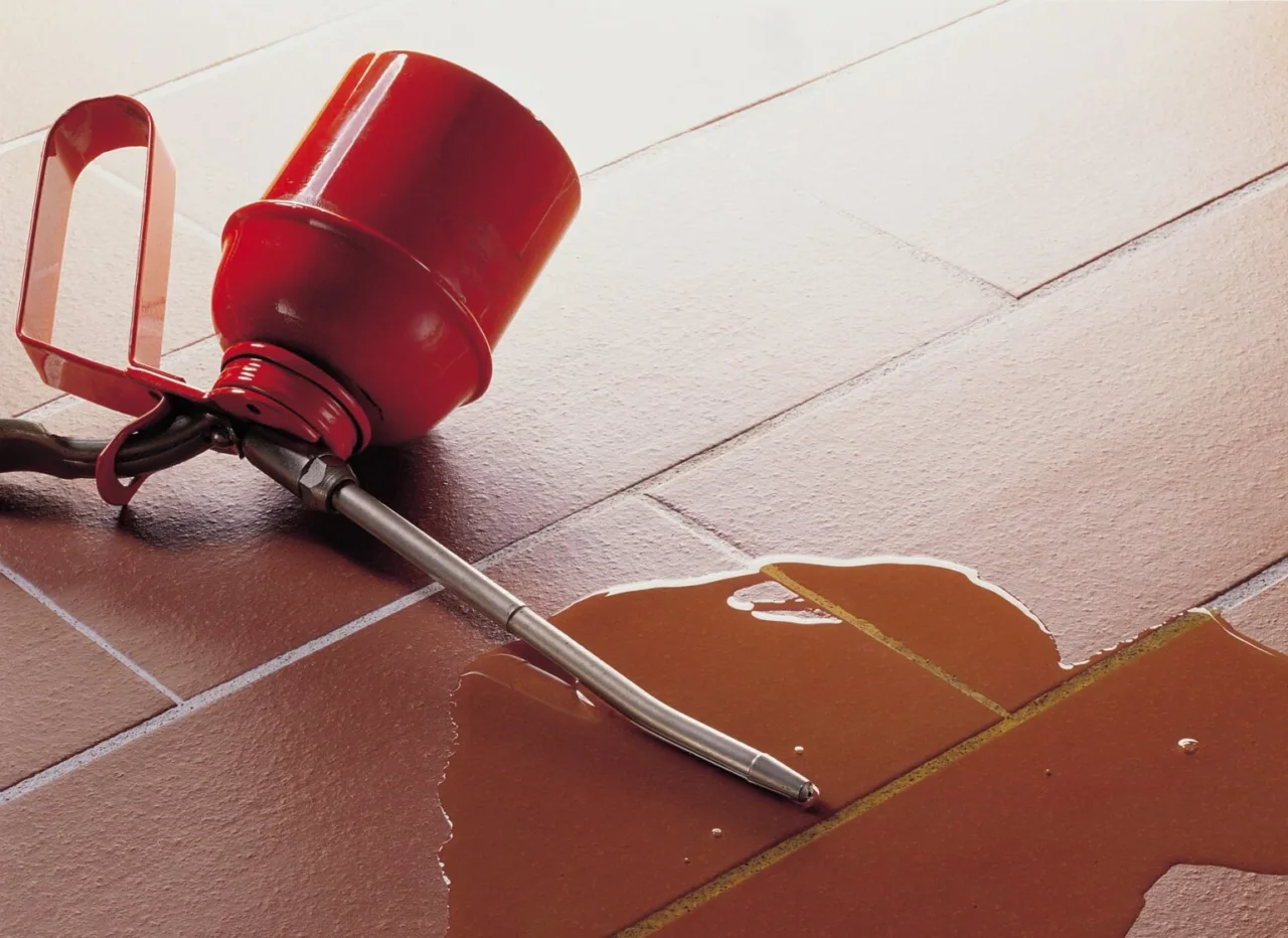 Come si fa a togliere le macchie di colla vinilica? L’acqua calda prima che si secchi