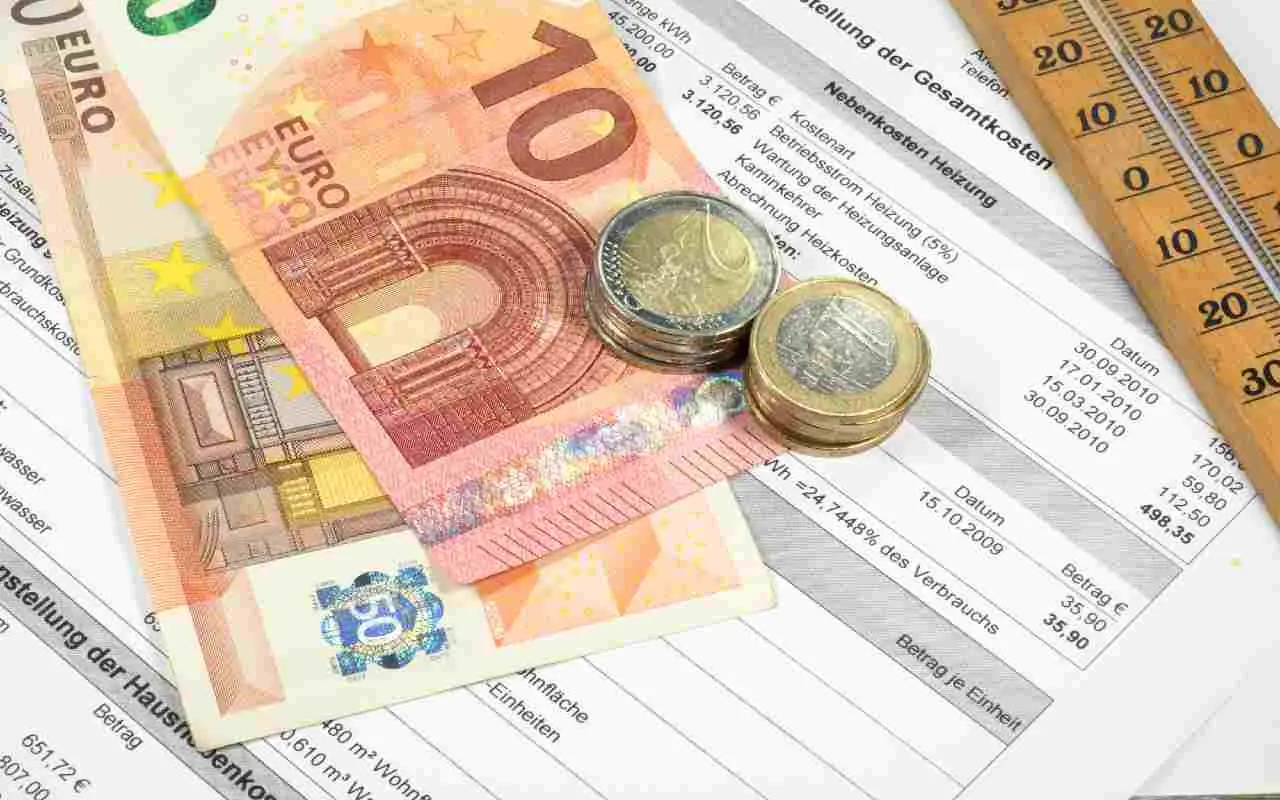 Rimborsi bollette 2025 direttamente in busta paga: ecco chi ne ha diritto e le cifre
